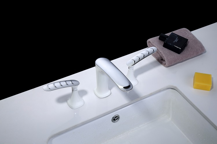 Deck Mounted Dual Handles Basin Faucets Mixer Water Mixer Taps Luxury 3 Hole Taps Bathroom Basin