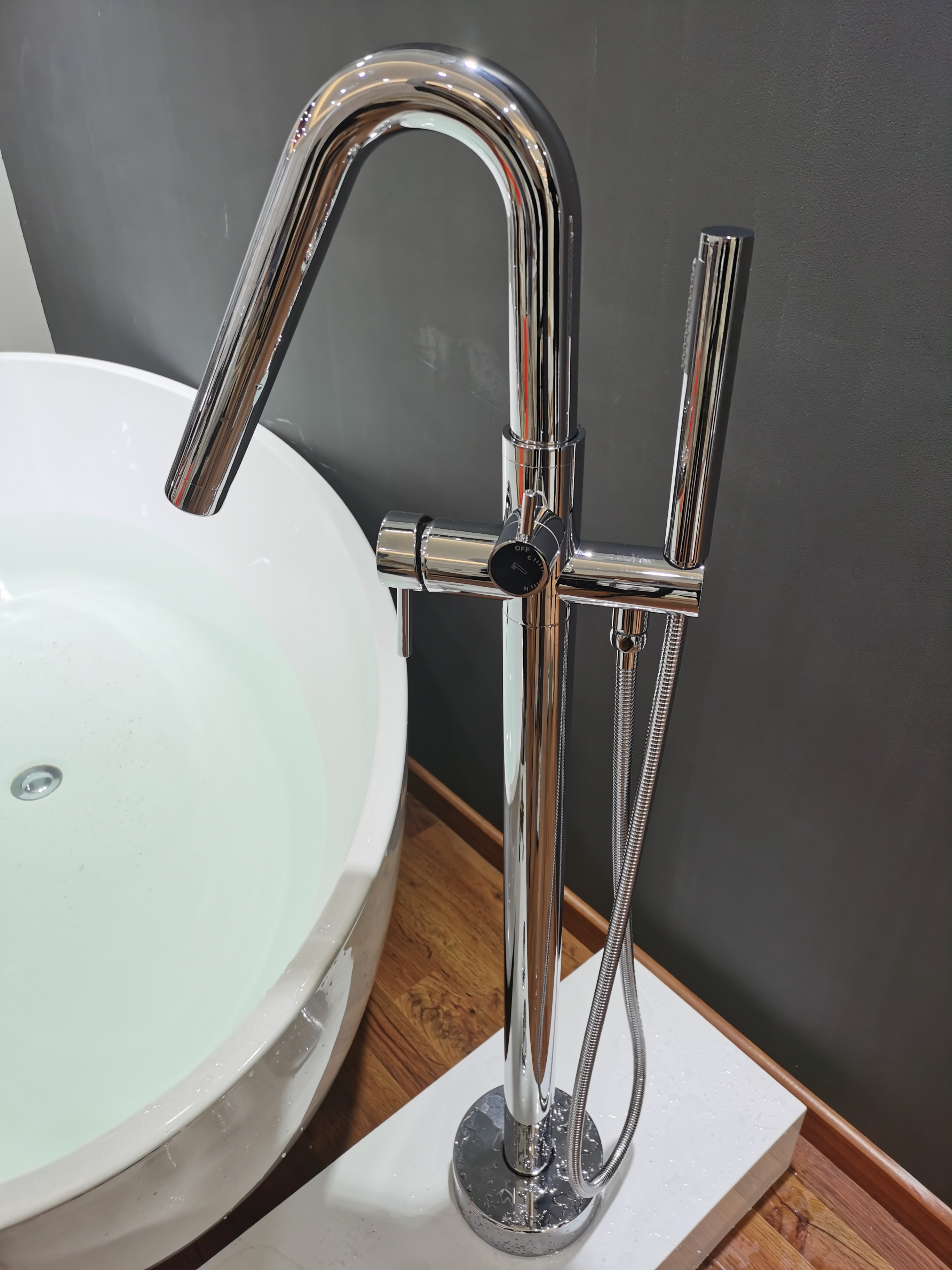 High Flow Rate Brass Round Freestanding Tub Faucet Filler DF-02043-2V