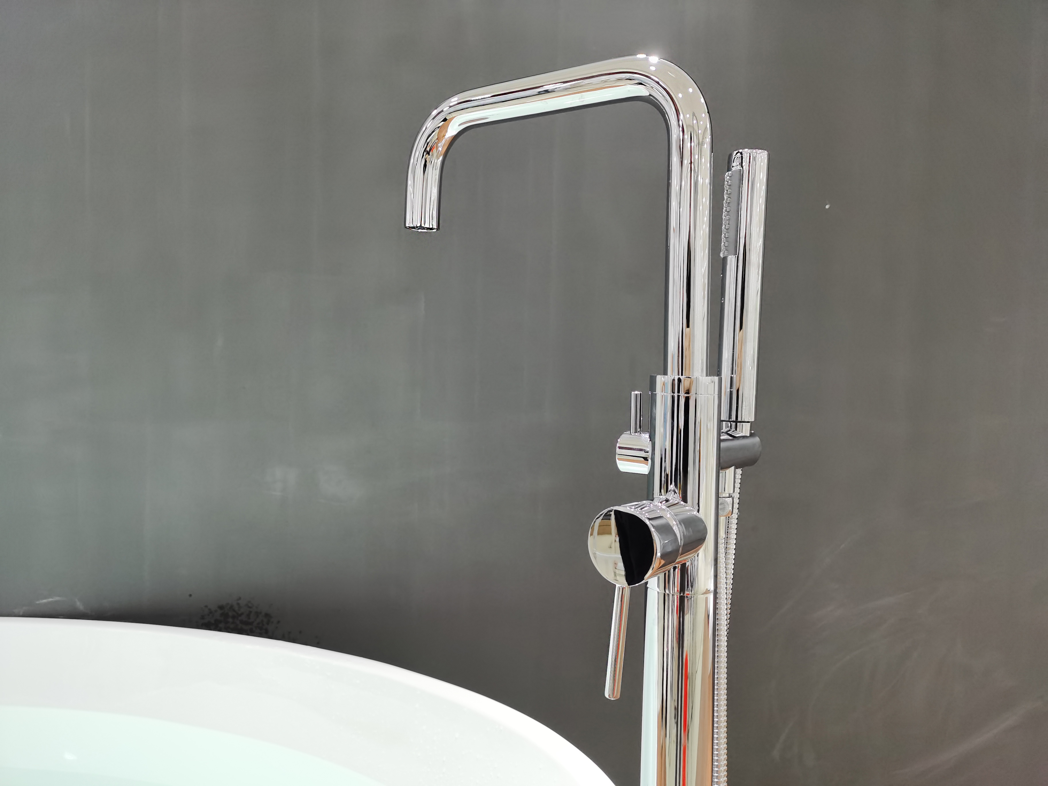 Graceful Freestanding Bathtub Faucet DF-02017-2B