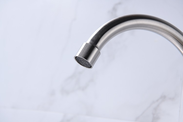Griferia de filtro de fregadero de cocina cromado pulido montado en la pared, mezcladora fregadero