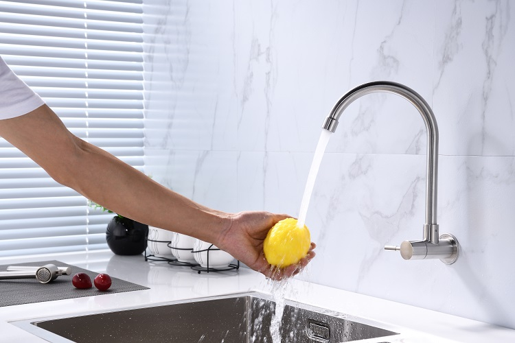 Unique wall mounted kitchen faucet water sink tap torneira pescoo de ganso,torneira com misturador para cozinha de parede