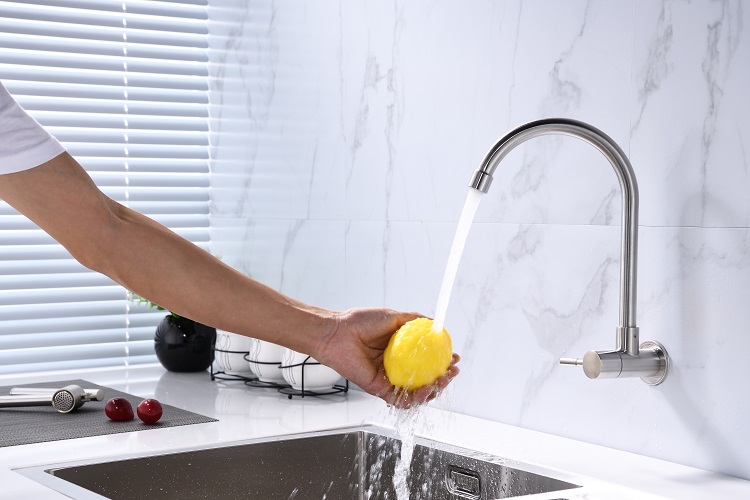 Unique wall mounted kitchen faucet water sink tap torneira pescoo de ganso,torneira com misturador para cozinha de parede