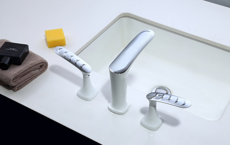 Deck Mounted Dual Handles Basin Faucets Mixer Water Mixer Taps Luxury 3 Hole Taps Bathroom Basin